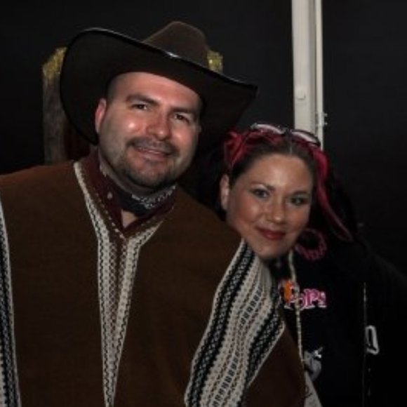 Meet your Poshers, Jez & Shannon - Picture 2 of 4